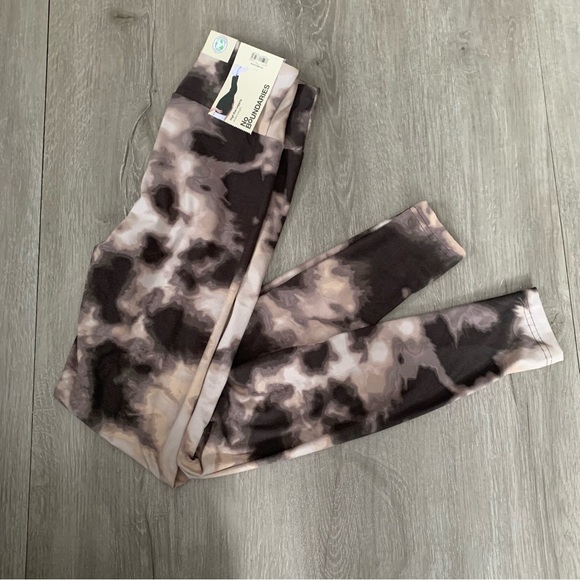 3 for$30 Women’s No Boundaries Black and Cream Patterned Leggings NEW WITH TAGS - Picture 2 of 4